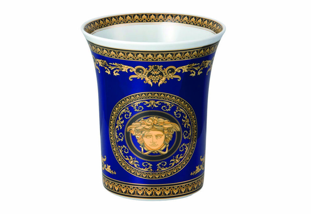 Vaso da 18 cm Versace Medusa Blau, in porcellana blu con dettagli dorati e l'iconico logo Medusa, per un tocco di lusso e raffinatezza.