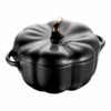 Mini cocotte Staub Zucca in ceramica nera opaca, elegante e versatile per cottura e servizio di porzioni singole. Resistente e facile da pulire.