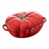 Mini cocotte Staub Pomodoro in ceramica: elegante e funzionale, ideale per porzioni singole e cottura uniforme. Porta in tavola la fantasia!