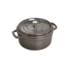 Cocotte Staub in ghisa colore grigio: elegante, resistente e versatile. Ideale per una cottura uniforme e prolungata, con rivestimento interno smaltato.