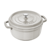 Cocotte Staub in ghisa bianco tartufo: eleganza e funzionalità. Perfetta per una cottura uniforme, resistente e facile da pulire.
