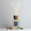 Il diffusore profumo bastoncini Fleur de Bali è un tributo al fascino di un’alba indonesiana che illumina le piantagioni di tè a Bali.