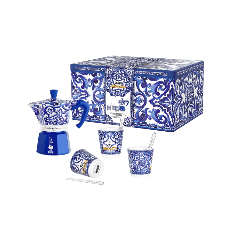 La Box Blu Mediterraneo Dolce&Gabbana include caffettiera da 3 tazze, palettine e bicchierini, un set esclusivo che porta stile al caffè quotidiano.