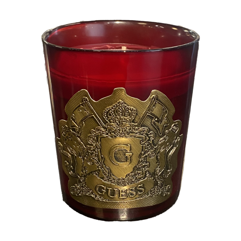 Candela profumata Guess Home Delight Rose: fragranza delicata alla rosa in un elegante vaso di vetro, ideale per un’atmosfera rilassante e romantica.