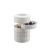 Il portacapsule caffè Plissé Alessi (16x16x19 cm) unisce eleganza e praticità, organizzando le capsule con stile in ogni cucina moderna.