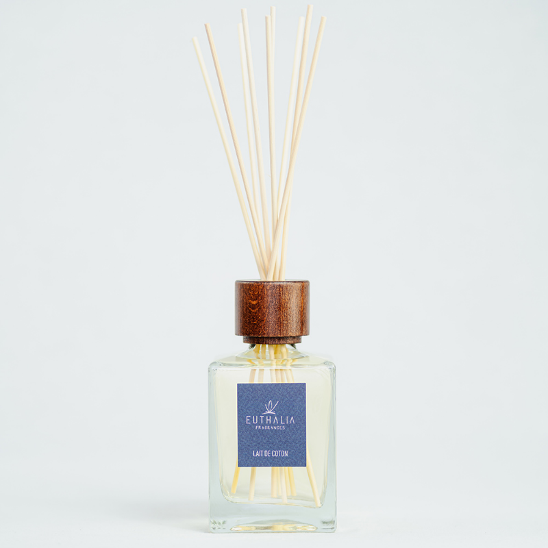 Lait de Coton profumo ambiente Euthalia, una sinfonia olfattiva che dona un senso di calma ed eleganza, rende all'ambiente un’esperienza soave e piacevole.