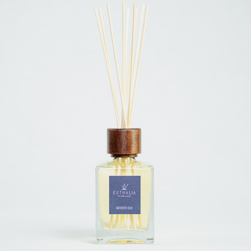 Nefertiti Oud profumo ambiente Euthalia: un vero capolavoro olfattivo, un tributo alla antiche classi reali e ai piaceri che trascendono il tempo.
