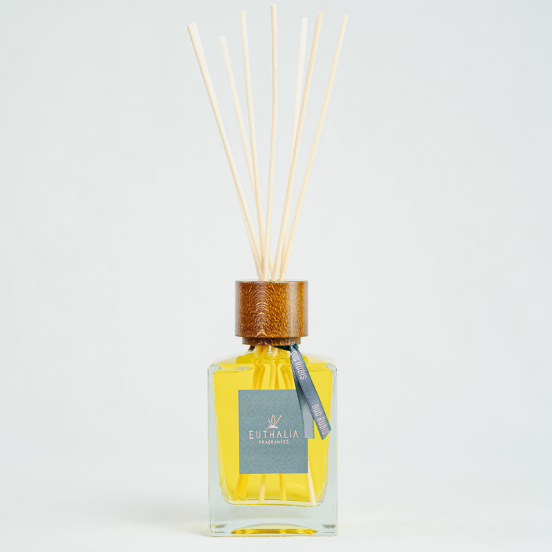 Oud Rubis profumo ambiente Euthalia: un’impronta olfattiva di rara eleganza, capace di avvolgere lo spazio con intensità e modernità.
