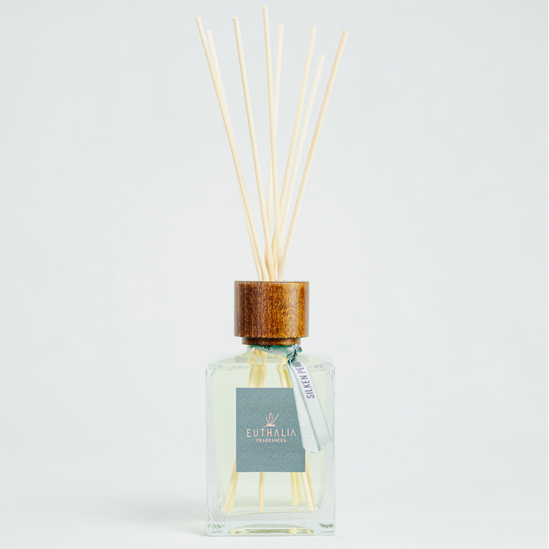 Silken pear profumo ambiente Euthalia: Una composizione eterea e sofisticata che accarezza lo spazio con eleganza naturale.